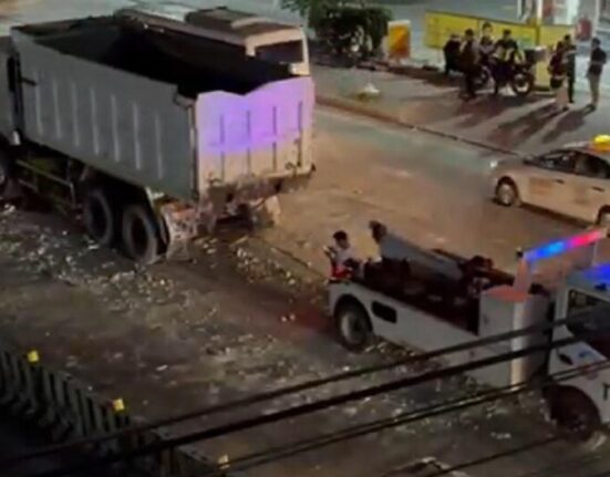 concrete plastic barriers inararo sa edsa