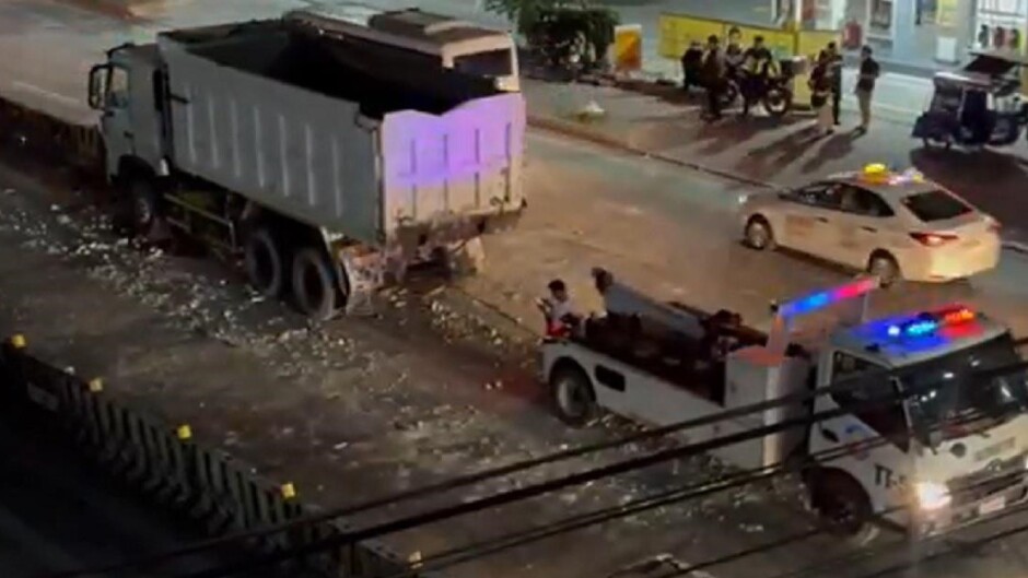 concrete plastic barriers inararo sa edsa
