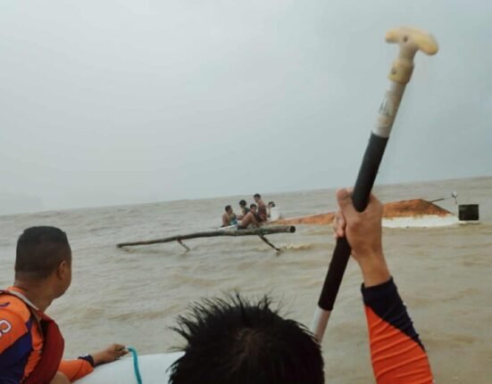 Anim na sakay ng dalawang bangka sa Ternate, Cavite nailigtas