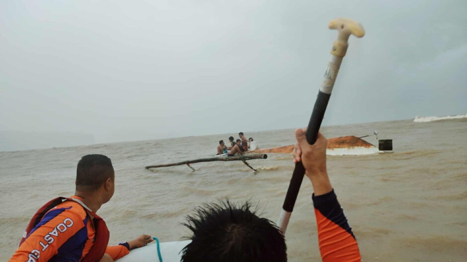 Anim na sakay ng dalawang bangka sa Ternate, Cavite nailigtas