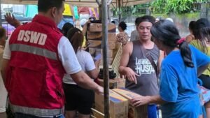 DSWD-8, namahagi ng food boxes sa mga pamilyang binaha sa Tacloban