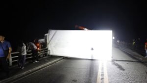 Pahinante, nasagip matapos bumaliktad ang sinasakyang truck sa San Juanico Bridge