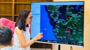 NAKIPAGPULONG si Samar Governor Sharee Ann Tan sa mga opisyal ng Department of Public Works and Highways (DPWH) at sa Municipal Government ng Daram.