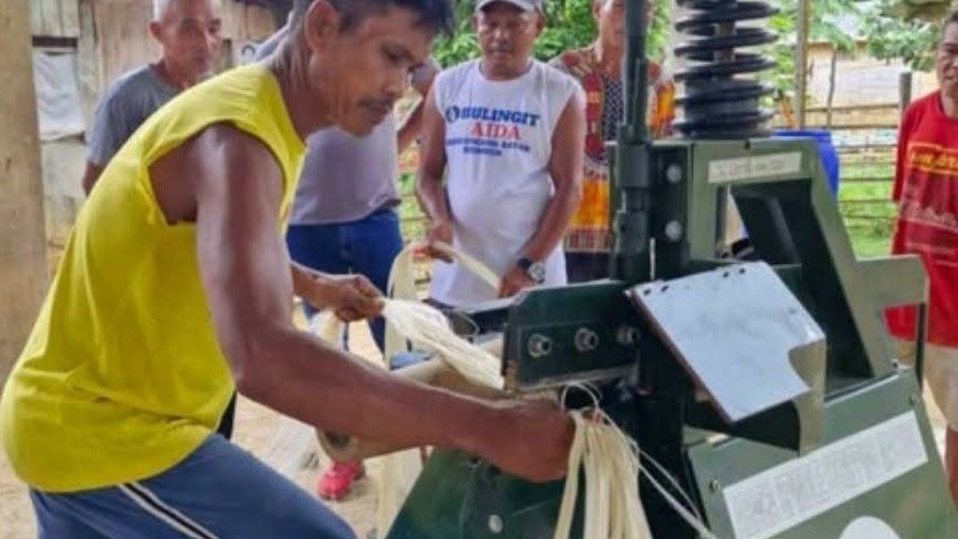 Mga bagong makina para mapagbuti ang abaca output sa Southern Leyte, ipinagkaloob sa mga grupo ng mga magsasaka